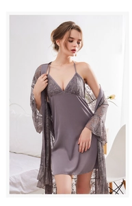 Détail d'un ensemble nuisette en satin de soie mauve avec dentelle et peignoir transparent