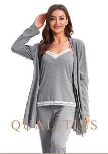 Détail de l'ensemble de détente gris trois pièces en coton avec bordures en dentelle blanche
