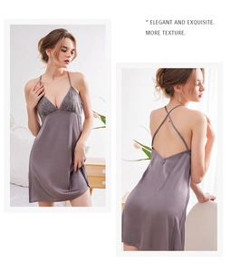Détail de nuisette en satin violet avec dentelle en V et bretelles croisées au dos