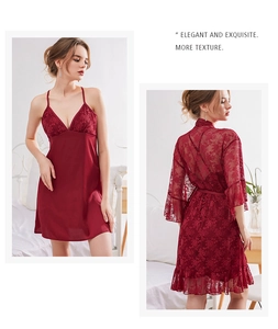 Details des weinroten Satin-Nachthemds mit floraler Spitze und passendem Morgenmantel