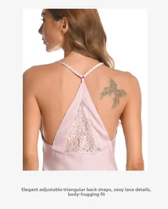 Détail du dos de la nuisette en satin rose avec dentelle et bretelles réglables