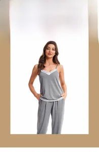 Vue détaillée du pyjama gris avec dentelle blanche sur le caraco et le pantalon