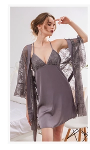 Vue détaillée de la nuisette en soie mauve et du peignoir en dentelle florale assorti