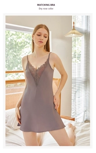 Dettaglio della camicia da notte in seta rosa secca con pizzo delicato e scollo a V