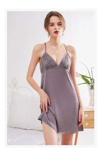 Nahaufnahme des eleganten grau-violetten Satin-Nachthemds mit feiner floraler Spitzenstickerei