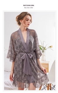 Détails de dentelle et ceinture en satin sur peignoir floral couleur rose sec