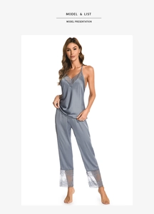 Détail d'un pyjama en satin bleu-gris avec dentelle délicate et décolleté en V