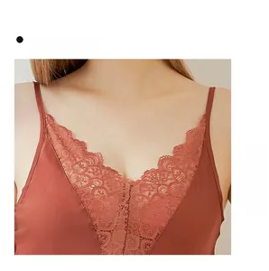Dettaglio della camicia da notte in seta rosso ruggine con pizzo floreale e scollo a V