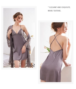 Detail von lila Satin-Nachtwäsche-Set mit Spitzenrobe und überkreuzten Trägern