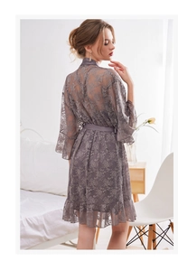 Vue arrière d'un peignoir en dentelle de soie violet poudré avec motifs floraux et ceinture