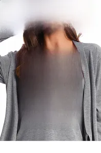 Détail de pyjama gris pour femme avec dentelle et tissu côtelé doux et respirant