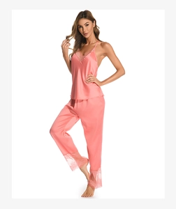 Détails de la dentelle et du tissu satiné sur cet ensemble pyjama deux pièces corail