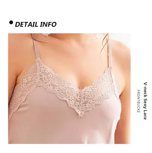 Détail de la dentelle élégante sur le décolleté en V d'une nuisette en soie rose