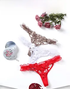 Vue détaillée de la broderie florale 3D et dentelle ajourée sur ce string sexy femme