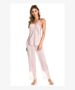 Détail de l'ensemble caraco en satin rose avec dentelle sur le décolleté et le bas