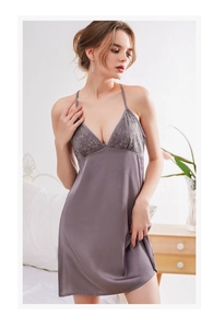 Nahaufnahme eines Satin-Nachthemds mit V-Ausschnitt und exquisiter Spitze am Mieder