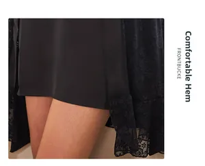 Détail de l'ourlet en dentelle noire sur une nuisette en soie avec boucle frontale