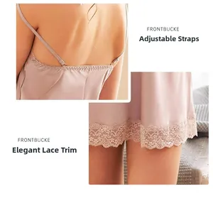 Détail des bretelles réglables et de la dentelle délicate sur la nuisette en satin rose