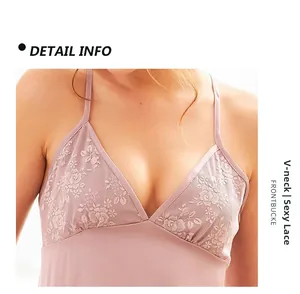 Detail von rosa Satin-Nachtwäsche mit zarter Blumen-Spitze und sexy V-Ausschnitt