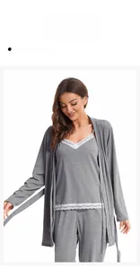 Ensemble de détente 3 pièces gris en coton avec dentelle sur le caraco et peignoir assorti