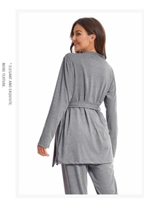 Détail de l'ensemble de détente gris trois pièces en maille douce avec ceinture de taille