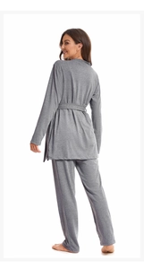 Vue de dos d'un ensemble de pyjama 3 pièces en coton gris pour femme avec ceinture nouée