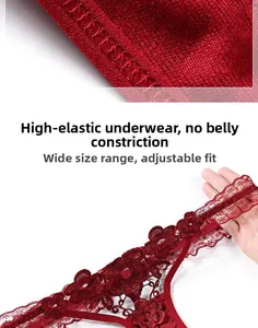 Détail de la haute élasticité et de la dentelle florale de ce string rouge sexy