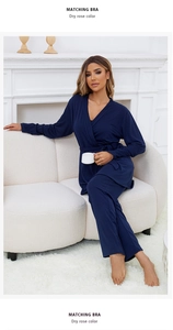 Détail d'un ensemble de détente en coton bleu marine avec cardigan et pantalon long