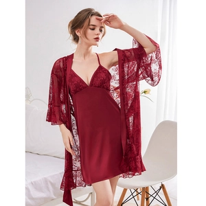 Ensemble nuisette en soie glacée bordeaux et peignoir en dentelle avec motifs floraux