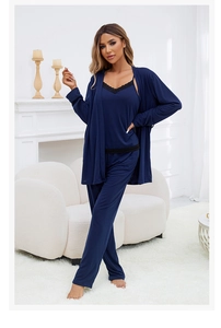 Détail de pyjama trois pièces bleu marine avec dentelle sur le caraco et robe assortie