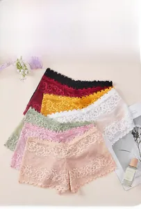 Culottes en dentelle multicolores avec bordure en cils et décorations florales douces