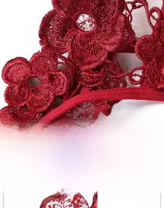 Vue détaillée de la dentelle brodée florale rouge foncé sur la lingerie fine élégante
