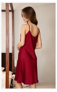 Détail de nuisette en satin de soie bordeaux avec fines bretelles et aspect brillant