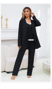 Ensemble pyjama trois pièces noir avec caraco bordé de dentelle et gilet de détente