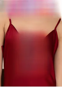Vue macro du satin de soie bordeaux montrant la texture lisse et les fines bretelles