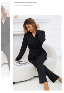 Ensemble détente trois pièces en coton noir avec peignoir et pantalon dans un intérieur douillet