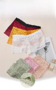 Mise à plat de culottes en dentelle florale colorée avec des bords en dentelle de cils