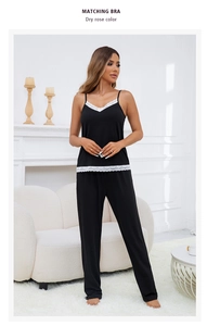 Détail du caraco en coton noir avec dentelle blanche et pantalon assorti