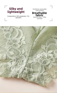 Détail du tissu en dentelle florale vert clair, composition 88 % polyester et 12 % élasthanne