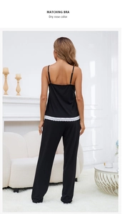 Détail de l'ensemble de pyjama en coton noir avec bordure en dentelle blanche fleurie