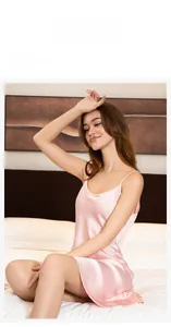 Détail de la nuisette en satin rose avec fines bretelles et texture soyeuse