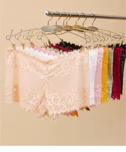 Détail montrant les culottes en dentelle pour femmes en plusieurs couleurs assorties