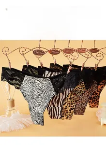 Détails de strings en dentelle aux motifs léopard et zèbre sur cintres dorés