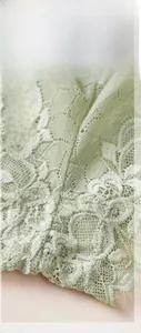 Vue macro détaillée de la dentelle vert clair respirante et des motifs floraux fins