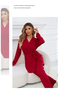 Détail du pyjama trois pièces rouge avec haut à lacets et pantalon assorti