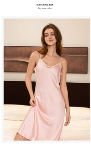 Détail de la chemise de nuit satinée rose séché avec bretelles fines et tissu soyeux