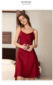 Détail d'une nuisette en satin rose séché avec des bretelles fines et un col en V chic
