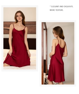 Détail de la nuisette en soie rouge foncé avec fines bretelles et texture satinée