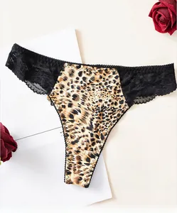 Détail d'un string léopard avec de la dentelle florale noire et des bords festonnés