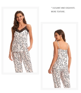 Vue avant et arrière du pyjama en satin rose avec imprimé fleuri et dentelle noire